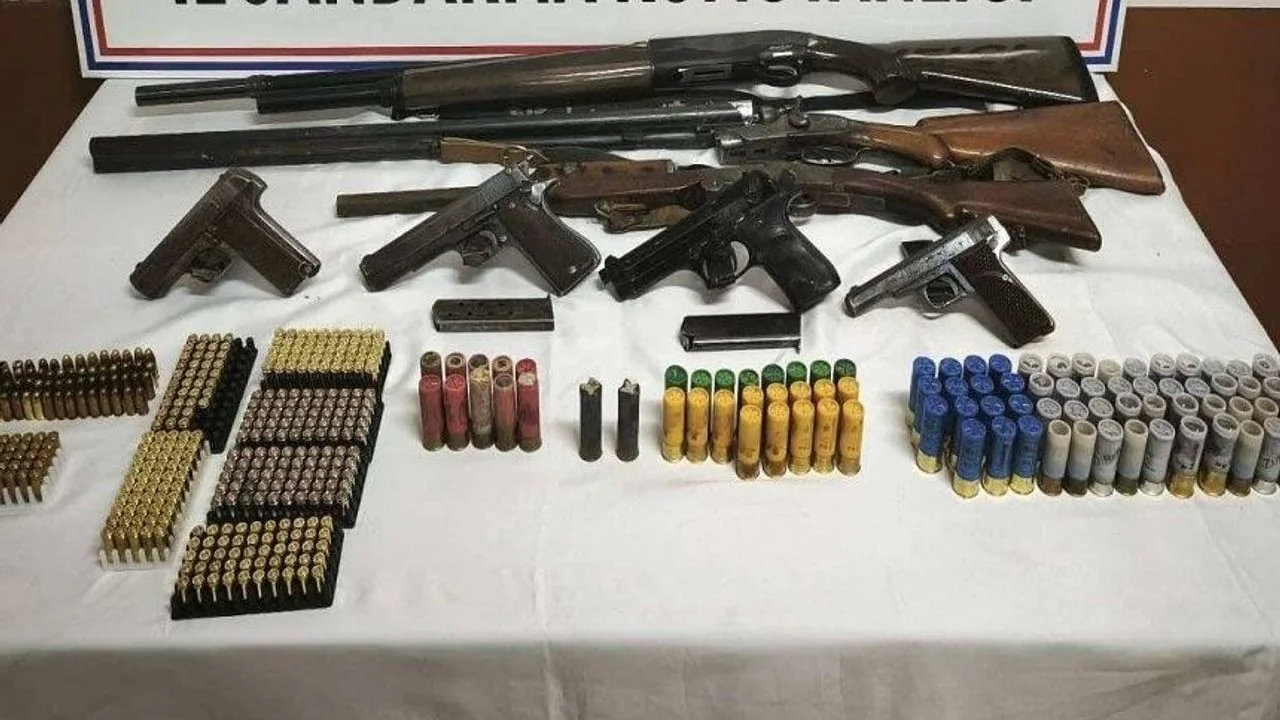 Sandıklı'da Jandarma Baskını: Çok Sayıda Ruhsatsız Silah Ele Geçirildi