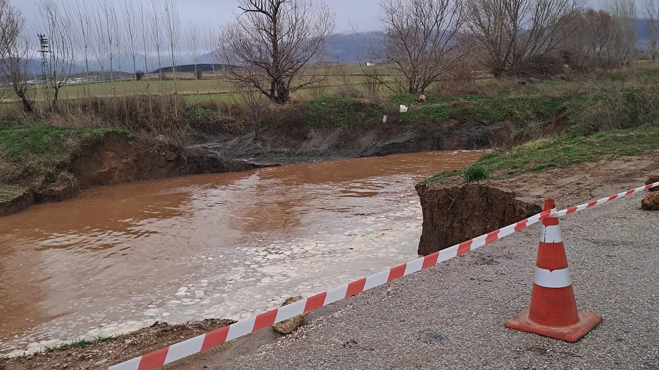 Sandıklı’da Korkutan Manzara: Hüdai Kaplıcaları Yolunda Dev Çukur