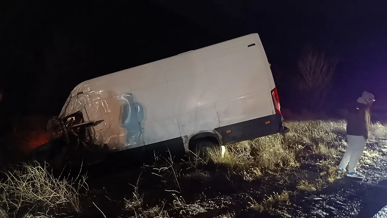 Afyonkarahisar’da Yağışlı Hava Kazayı Getirdi: Karaadilli’de Minibüs Şarampole Uçtu