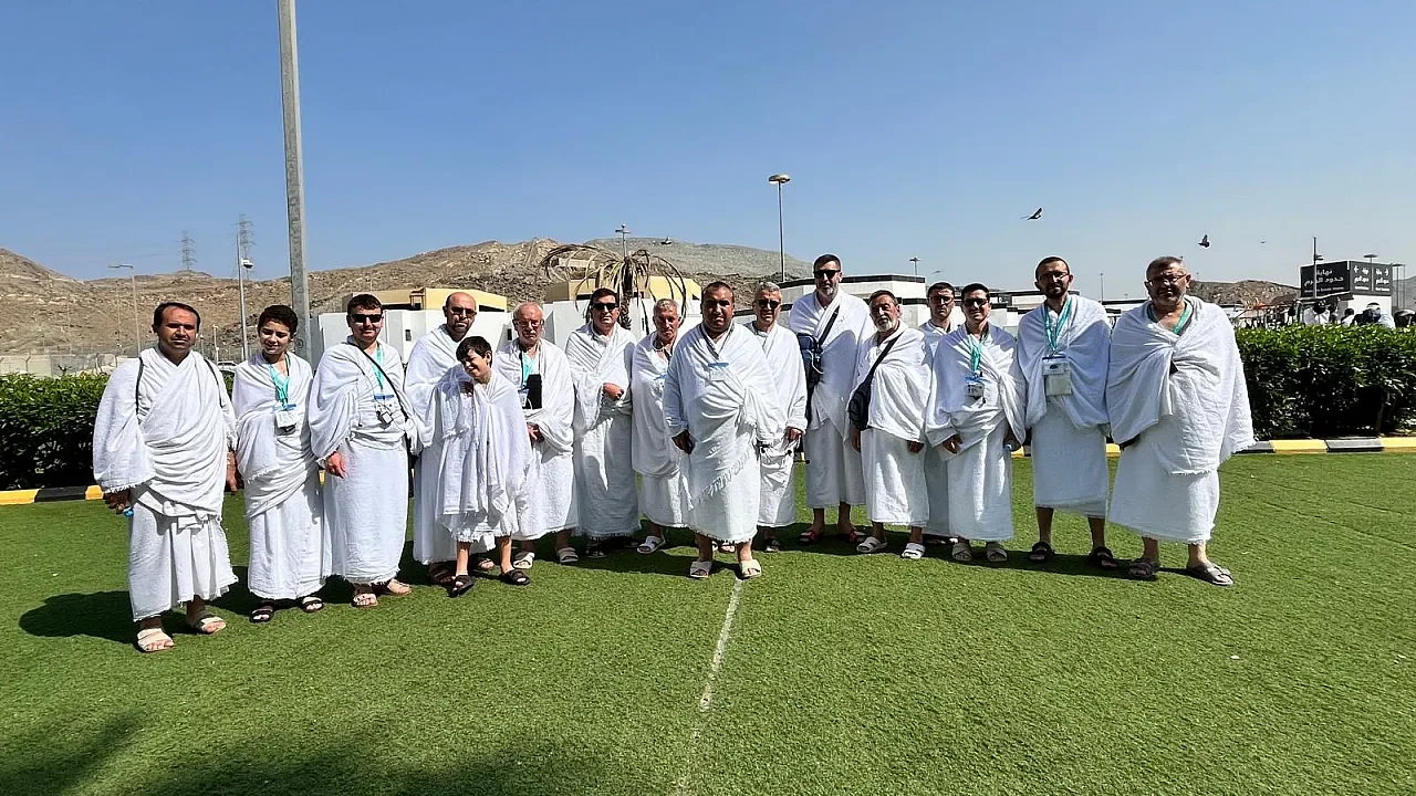 Afyonkarahisar’da Sömestr Umrecileri İçin Duygusal Karşılama: Dualarla Yurda Döndüler