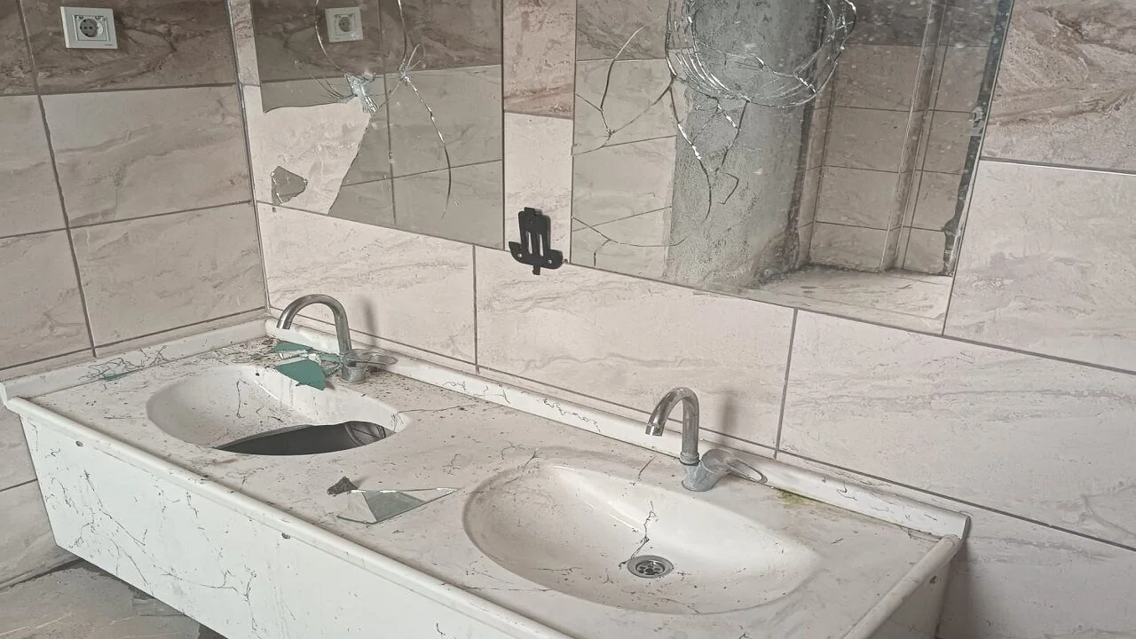 Şuhut Ulu Camii’nde Çirkin Saldırı: Tuvalet Aynalarını Tuzla Buz Ettiler