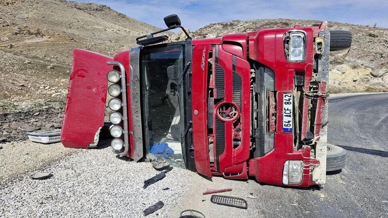 Şuhut'ta Kontrolden Çıkan Kömür Yüklü Tır Devrildi: 1 Yaralı