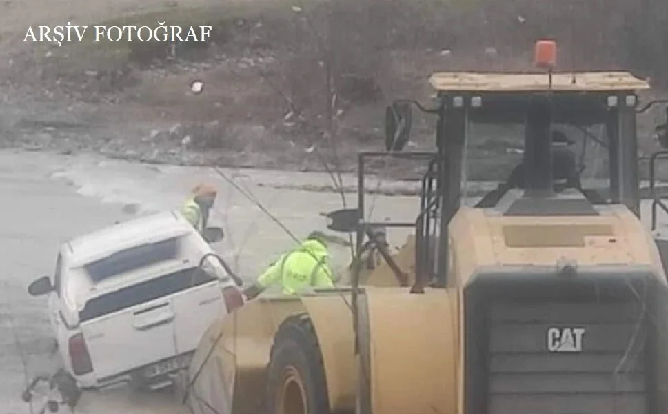 Şuhut'ta Can Pazarı: Çay Yatağında Mahsur Kalan Sürücü AFAD ve İtfaiye Ekiplerince Kurtarıldı