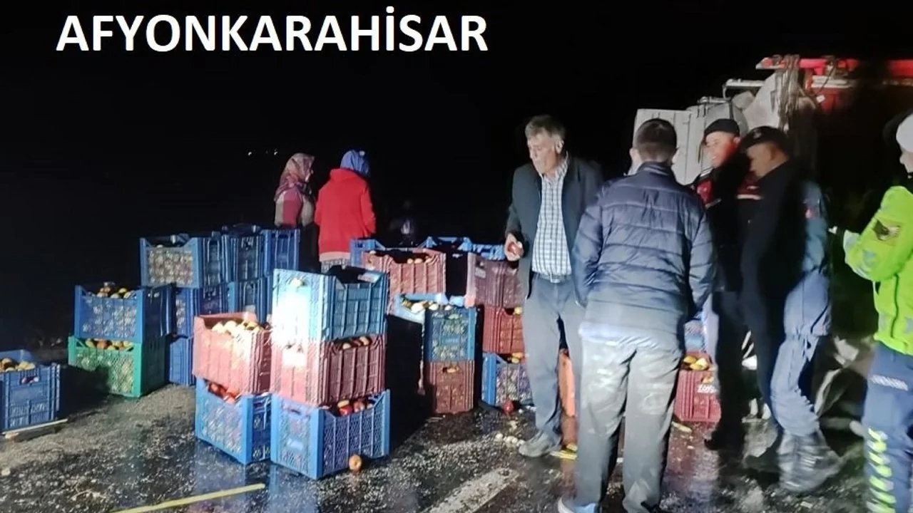Şuhut'ta Devrilen Kamyonetten Tonlarca Elma Yola Saçıldı: Yardıma Anayurt Köylüleri Koştu