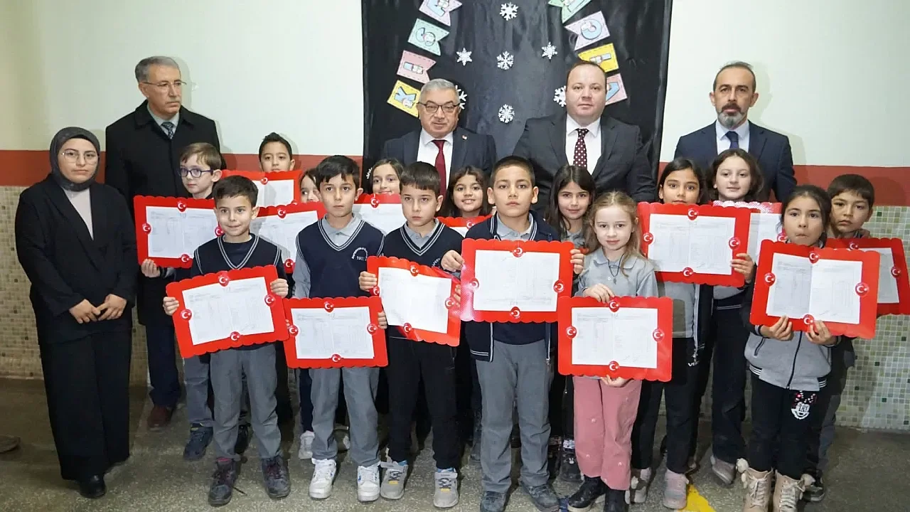 Şuhut’ta Yarıyıl Heyecanı: Protokol Üyeleri Öğrencilerin Mutluluğuna Ortak Oldu