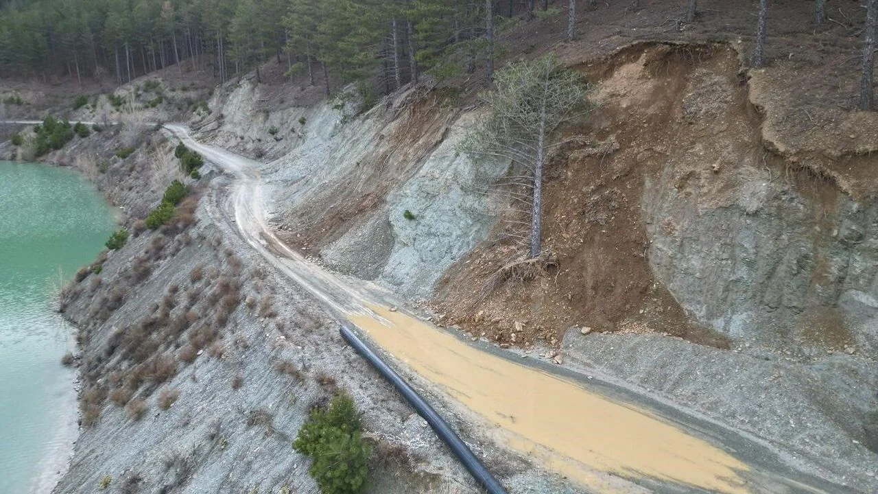 Doğancık Barajı'nda Korkutan Görüntü: Heyelan Bölgeyi Yuttu, Girişler Yasaklandı