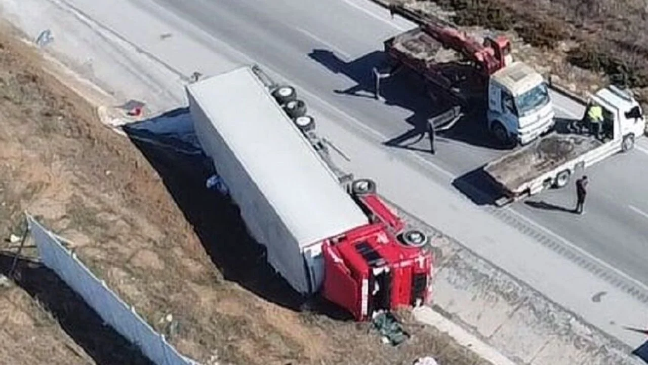 Emirdağ'da Hırdavat Yüklü Tır Devrildi: Sürücü Yaralı