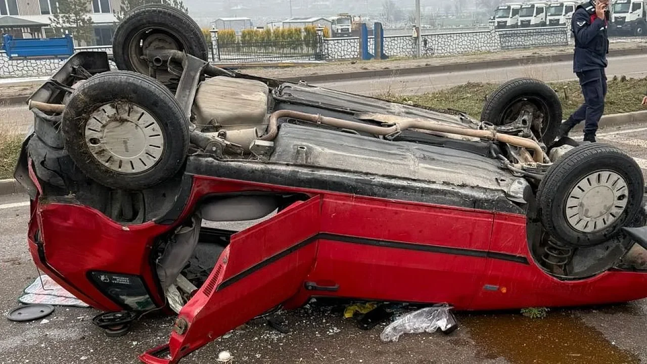 Tavşanlı'da Korkutan Kaza: Refüjdeki Ağaca Çarpan Otomobil Takla Attı