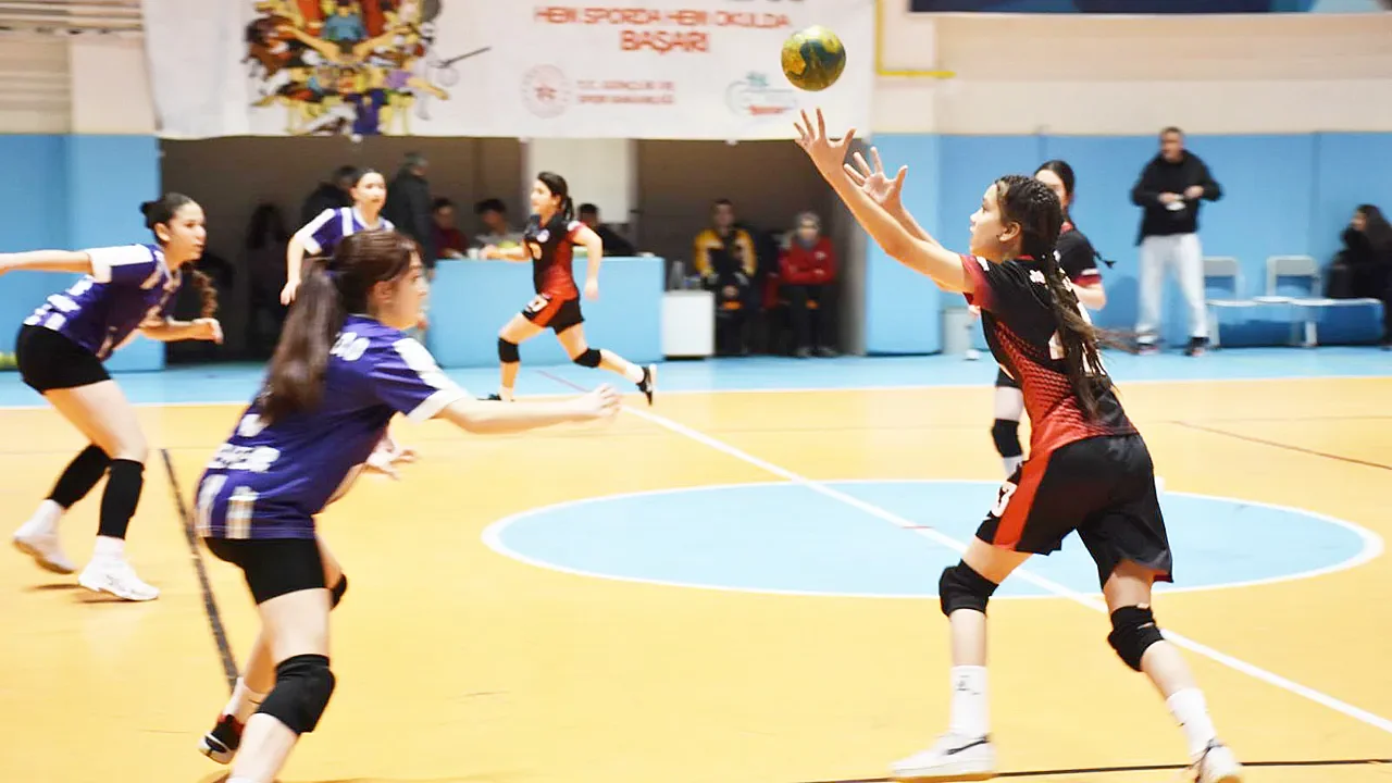 Afyonkarahisar’da Hentbol Şöleni Başladı: 250 Genç Sporcu Parkeye Çıkıyor