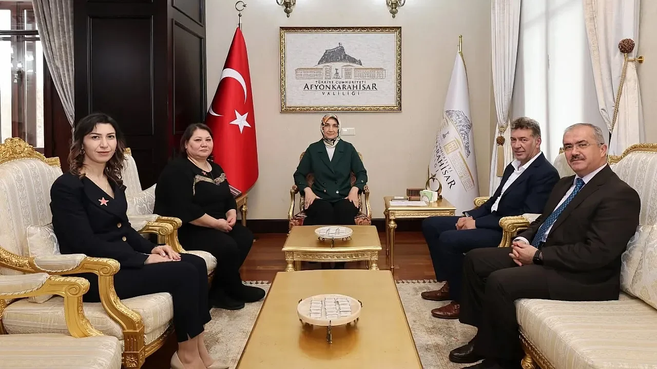 Afyonkarahisar’da Örnek Buluşma: Türkiye’nin İlk "Geçici Koruyucu Ailesi" Valilikte Ağırlandı